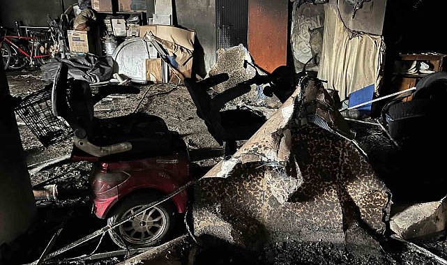 Yangında kullanılamaz hale gelen 3 bloklu apartman tahliye ediliyor