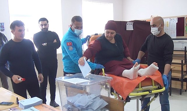 Yatağa bağımlı hastalar oy kullanmaya sedyeyle götürüldü