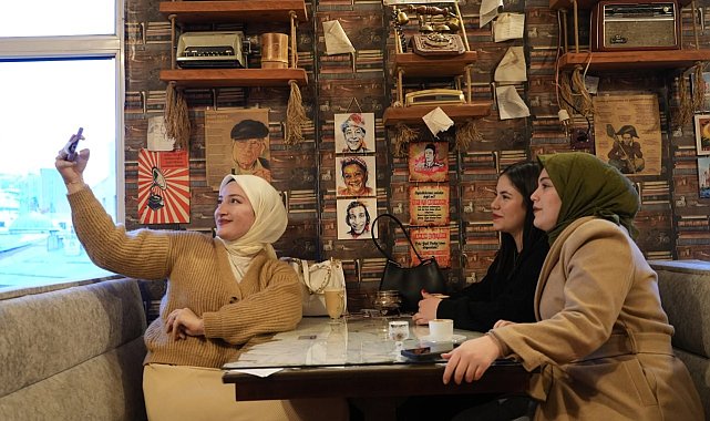 Yeşilçam oyuncularının görselleriyle ağırlanan müşteriler geçmişe yolculuk yapıyor