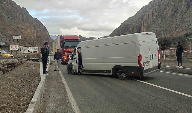 Yol kenarına dizilen bordürler kazaya davetiye çıkarıyor
