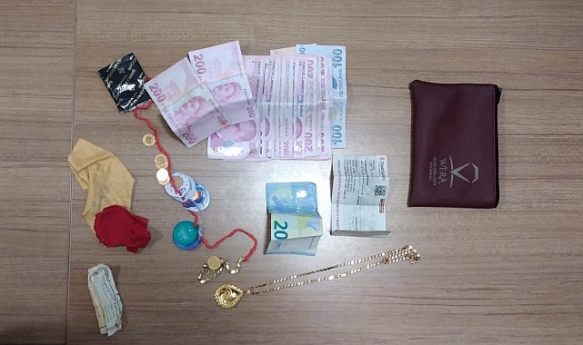 Yolda bulunan ziynet eşyası ve para dolu cüzdan polis ekiplerinin çabasıyla sahibine ulaştırıldı