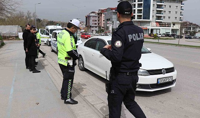 Yolun karşısına geçerken otomobilin çarptığı yaşlı adam ağır yaralandı