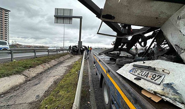 Yön levhasına çarpan otomobil ikiye ayrıldı: 1 ağır yaralı