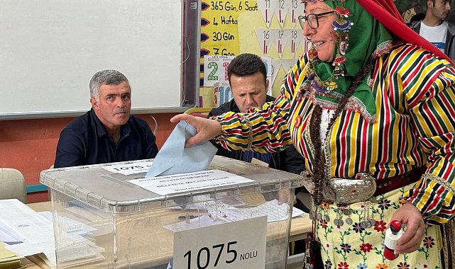 Yöresel kıyafetle oy kullandılar