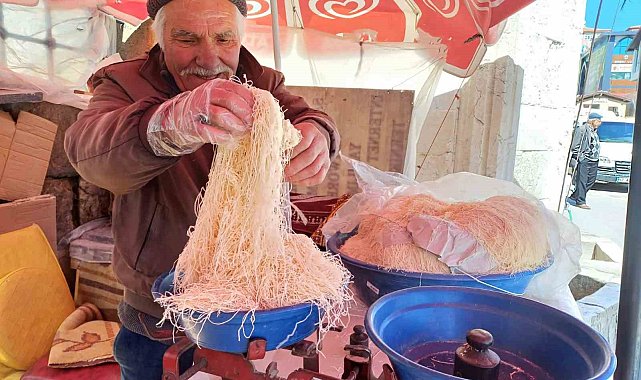 Yozgat'ta kadayıf ustası, dededen kalma mesleğini tütün kesme tezgahında sürdürüyor