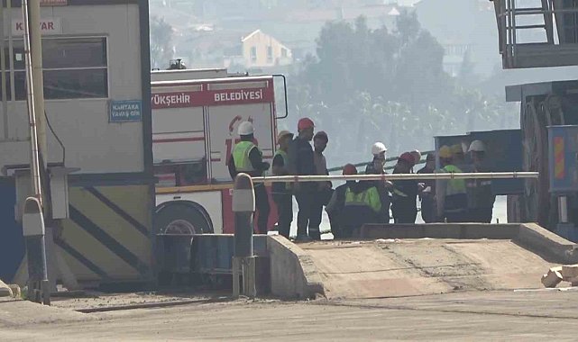 Yük gemisinde yangın: 5 kişi dumandan etkilendi