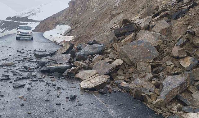 Yüksekova-Dağlıca karayolu ulaşıma kapandı