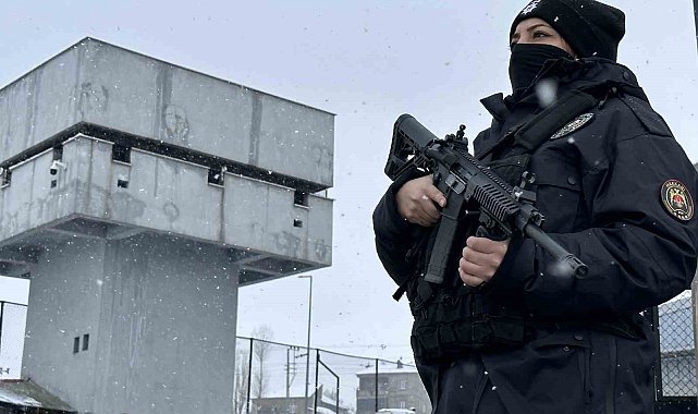 Yüksekova kadın polisleriyle emniyette