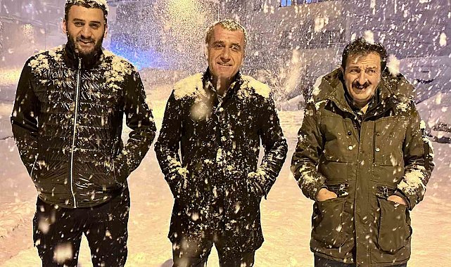 Yüksekova'da lapa lapa kar yağışı