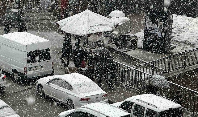 Yüksekova'da sağanak yerini kar yağışına bıraktı