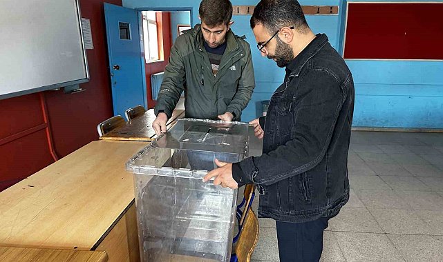 Yüksekova'da sandıklar okullara yerleştirildi