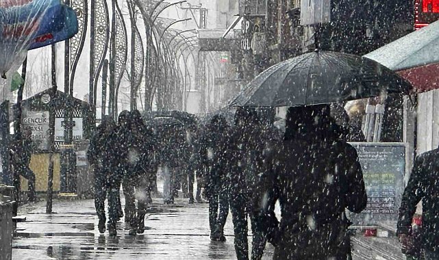 Yüksekova&#039;da yoğun kar yağışı