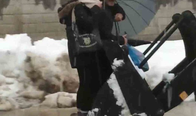 Yüksekova'da yolda mahsur kalan vatandaşları ekipler kepçeyle kurtardı