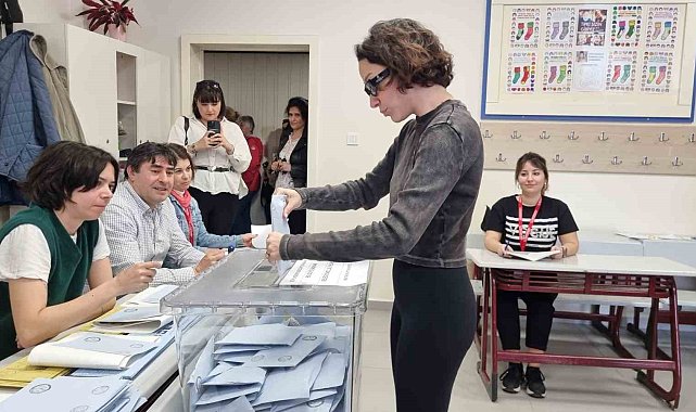 Zeynep Bastık, oy sırası beklemek istemeyince yerine asistanını koydu