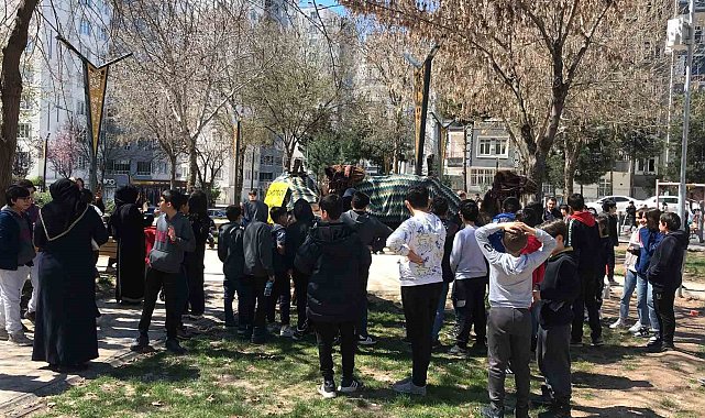 Zücaciye dükkanı reklamı deve kervanı ve Midilli atlarıyla yapıldı