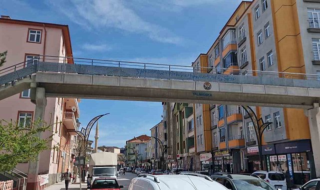 14 yaşındaki genç kız üst geçitten atladı