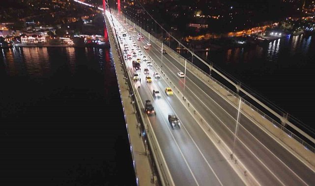 15 Temmuz Şehitler Köprüsü'nde bir aracın lastiği patladı: Kilometrelerce araç kuyruğu havadan görüntülendi