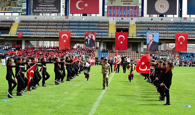 23 Nisan kutlamalarına öğrencilerin gösterileri damga vurdu