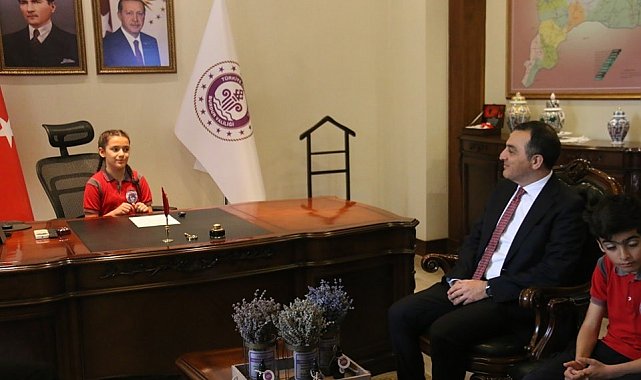 23 Nisan'da Vali koltuğuna oturan öğrenci; "Bir gün bu gerçekten bu koltuğa oturunca görevimizin hakkını vereceğiz."