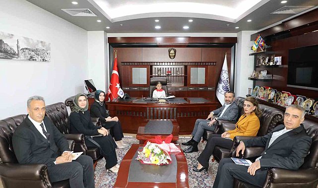 23 Nisanda başkanlık koltuğuna minik Tutar oturdu, talimatını verdi