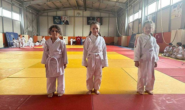 250 sporcu kuşak sınavında ter döktü