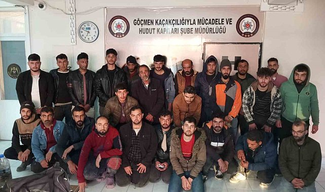 26 kaçak göçmeni tıka basa minibüse dolduran 2 organizatör tutuklandı