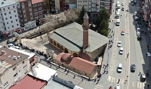3 İslam güneşinden biri olan Şems-i Sivas'i türbesi ziyaretçilerini ağırlıyor