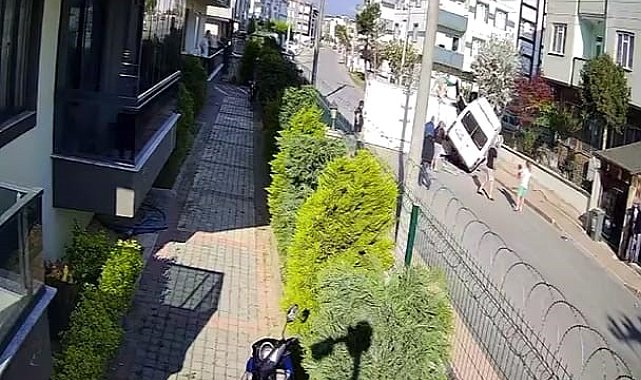 3 kişinin yaralandığı feci kaza saniye saniye kameraya yansıdı