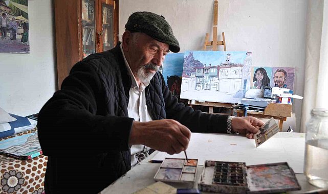 30 yıl içerisinde 400'den fazla yaptığı resimle evini atölyeye çevirdi