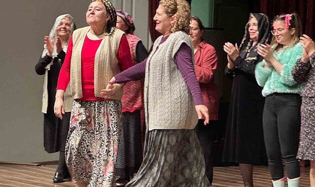 'Geçmişe Yolculuk' isimli tiyatro oyunu büyük beğeni topladı