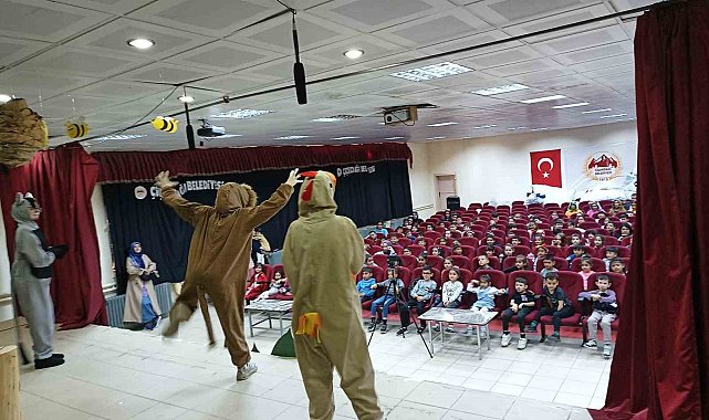 'Kim Korkar Depremden' adlı tiyatro oyunu beğeni topladı