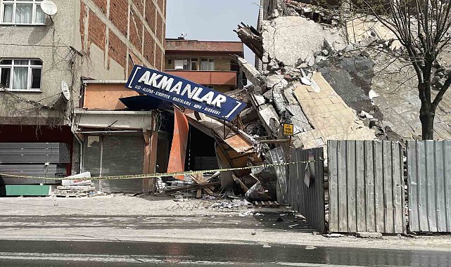 5 katlı iş merkezi, tek darbede yerle bir oldu