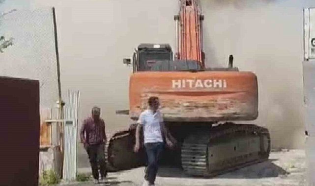 5 katlı okulun yıkımı esnasında yaşanan panik kamerada