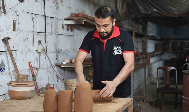 50 yıldır dönen tezgahta çamura şekil veriyor