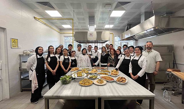 6 yabancı öğrenci, Türk aşçı adayları ile yemek yaptı