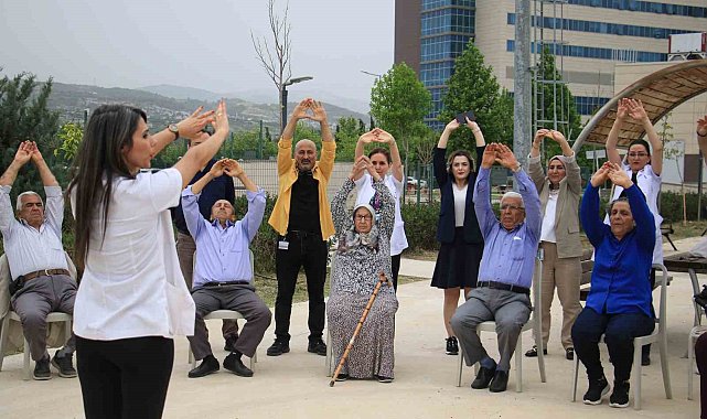 65 yaş üstü hastalar hastane bahçesinde egzersiz yaptı
