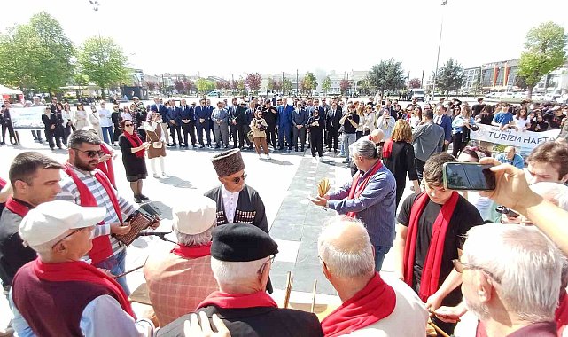 70'lik delikanlıların dansı ilgi çekti