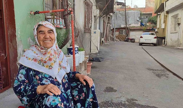 83 yaşındaki Fatma teyze her gün evinin önünü süpürerek örnek oluyor