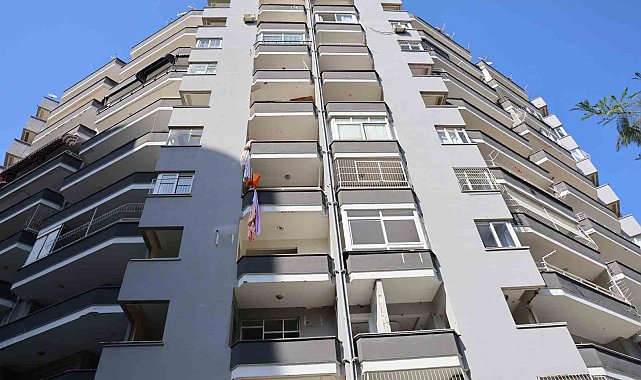 Adana'da hasarlı binaya giren hırsız çarşafları sarkıtıp inerken düşerek öldü