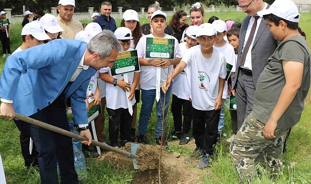 Adana'da okul bahçesine meyve fidanı dikildi