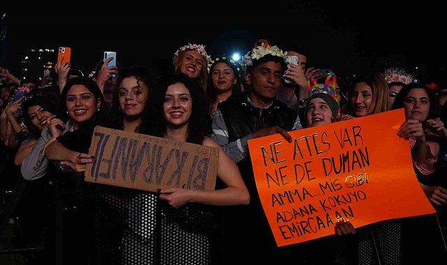 Adanalı hayranları Emircan İğrek'i pankartlarla ağırladı