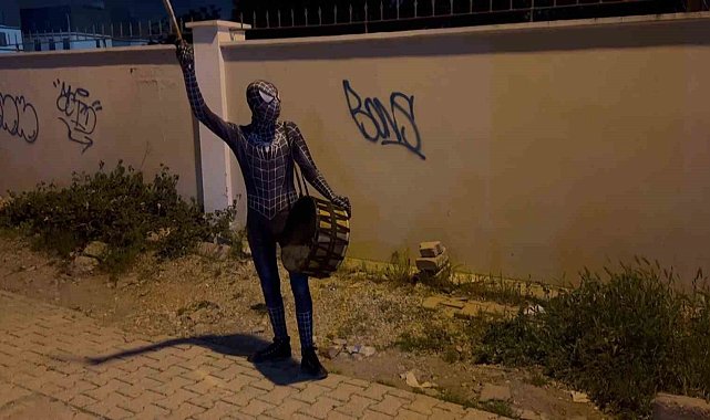 Adanalı Örümcek Adam davul çalarak vatandaşları sahura kaldırdı