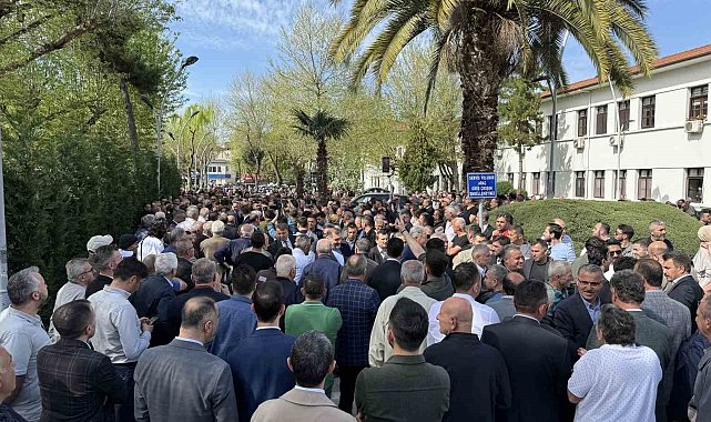 Adım atacak yer kalmadı, insan seli ile karşılandı: Alemdar, Yüce'den görevi devraldı
