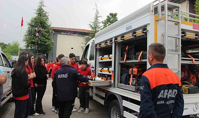 Afet durumunda sahada görev alan ekipleri tanıdılar