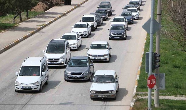 Afyonkarahisar'da karayollarında yoğunluk yaşanmaya başlandı