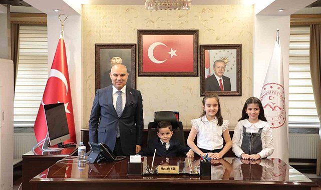 Ağrı'da Vali Mustafa Koç, koltuğunu 2'nci sınıf öğrencisine devretti
