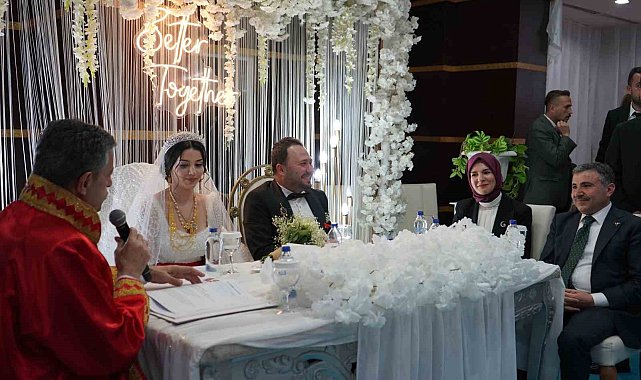 Aile ve Sosyal Hizmetler Bakanı Göktaş, Şırnak'ta Sidar çiftinin nikah şahitliğini yaptı
