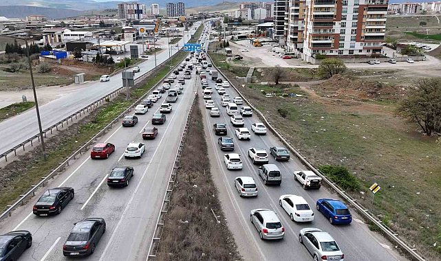Akın akın geri dönüyorlar: 43 ilin geçiş güzergahı trafik yoğunluğu