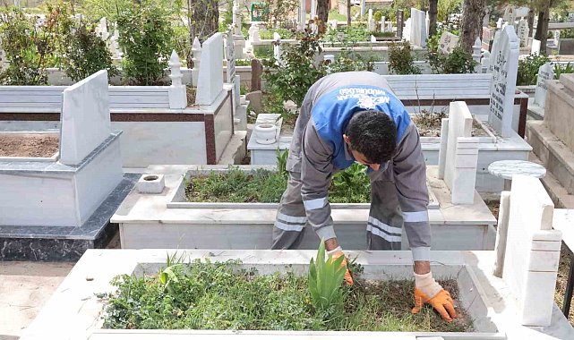 Aksaray'da belediye ekipleri mezarlıkları bayrama hazırlıyor
