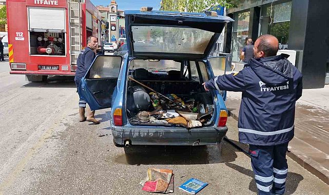 Alaca'da park halinde otomobil yandı